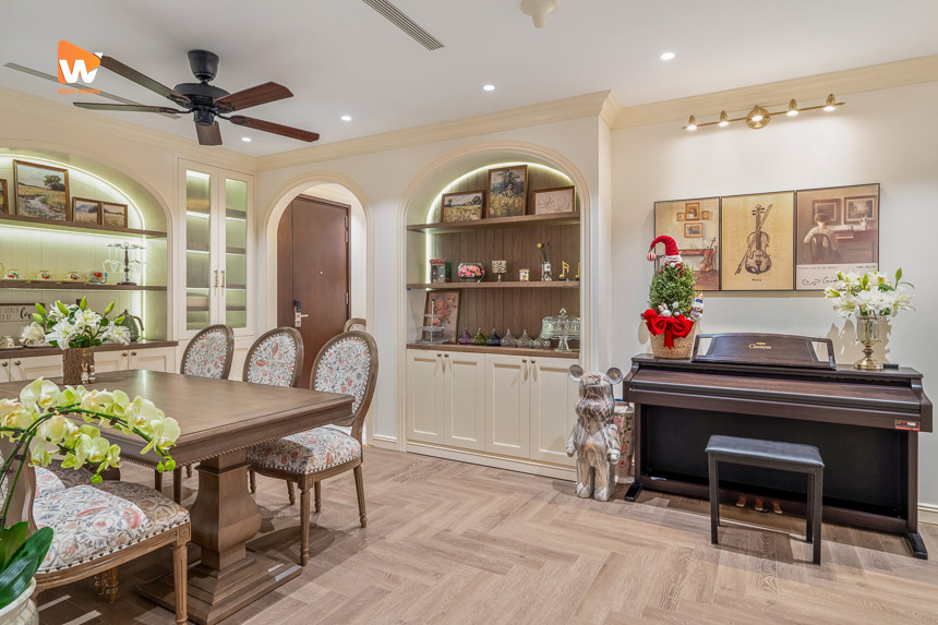 Phòng ăn căn hộ chung cư với bàn ăn gỗ và cây đàn piano